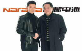 黄晓明携手南都董事长合影