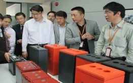 用户进厂观察南都电池质量